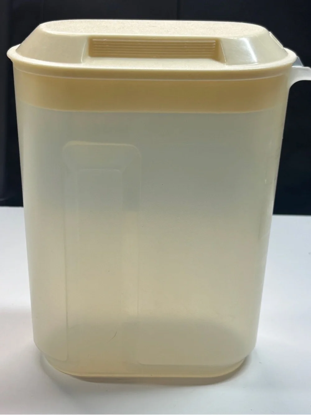24 piece Vtg Rubbermaid storage containers almond lids